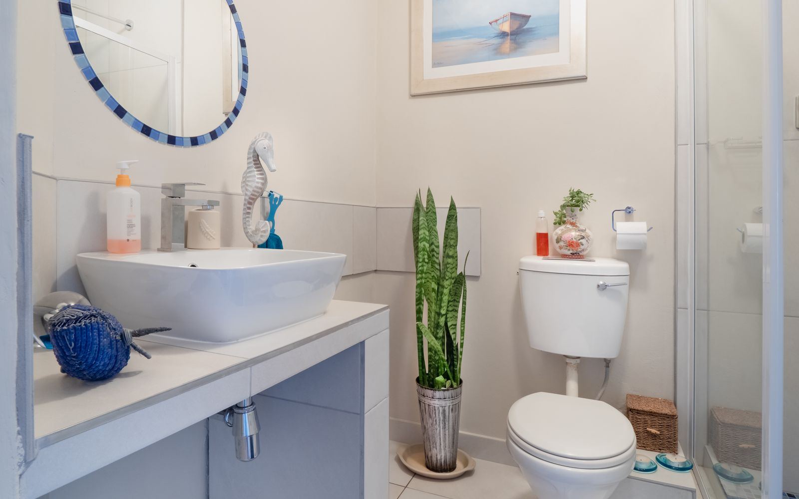 WC installé dans une salle d'eau claire